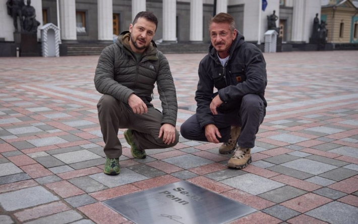 Шон Пенн приехал в Киев в берцах с надписью 
