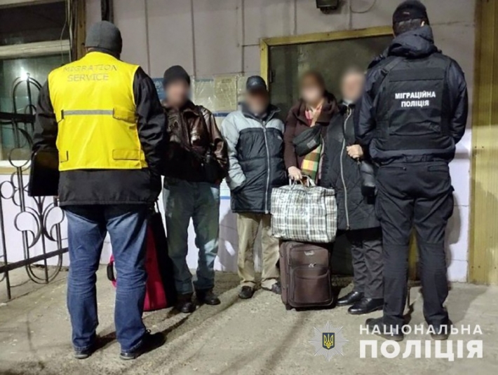 Запорожские полицейские депортировали граждан рф и кавказца, незаконно находившихся в Запорожье