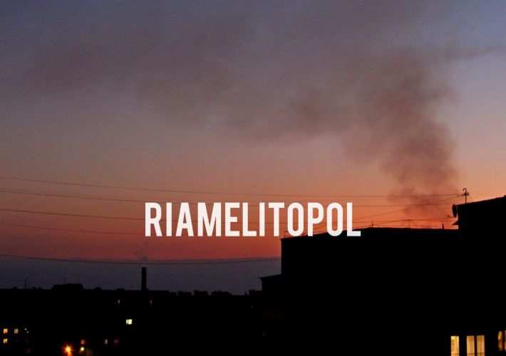 В Мелитополе раздается серия мощных взрывов и виден дым (фото)