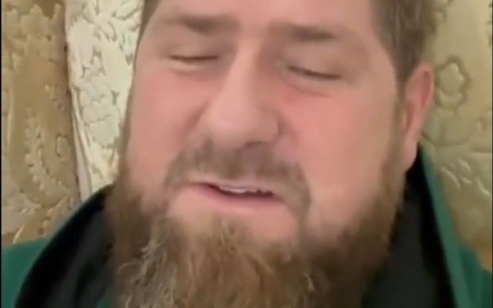 Кадыров, лежа на диване, мечтает умереть на войне в Украине (видео)