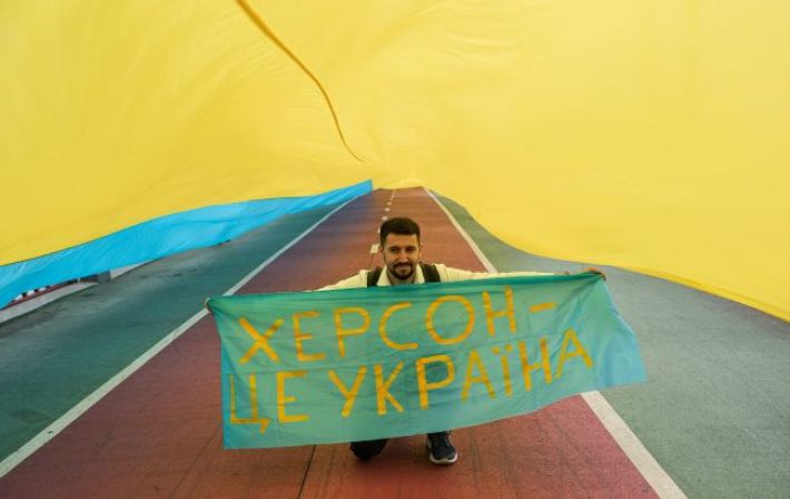 В центре Херсона партизаны вывесили украинский флаг (фото)