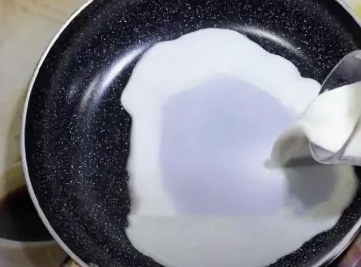 Навіщо кип’ятити молоко у сковороді: простий лайфхак, який відновить антипригарне покриття