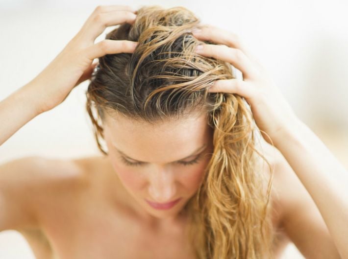 Как быстро высушить мокрые волосы, когда нет света: топ-3 лайфхака
