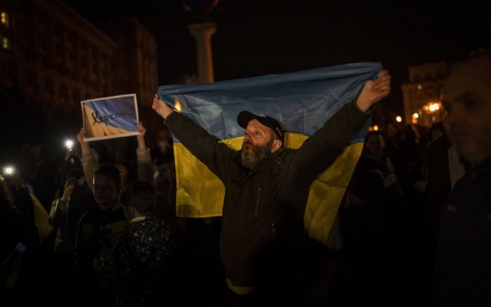 С песнями и тостами: освобождение Херсона празднуют в других городах Украины и даже за границей (видео)