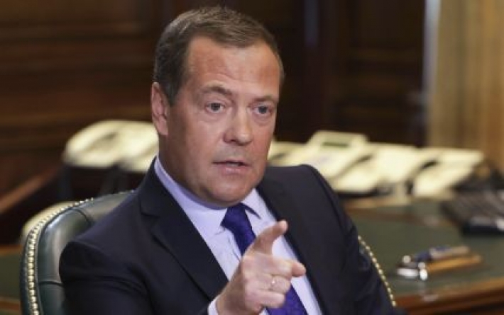 Медведев снова разбушевался: грозится применить против Украины 