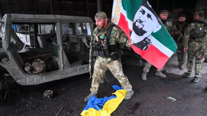 Под Мелитополем кадыровцы развешивают флаги по селу, а российские военные ищут рабсилу