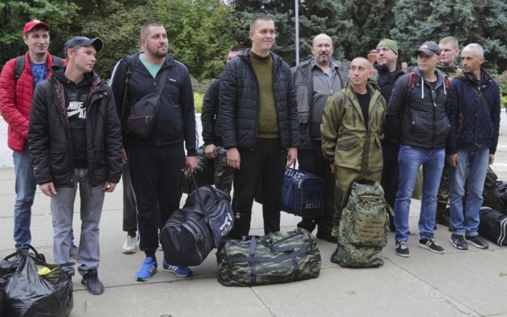 В Мелитополь завезли мобилизованных росармии в кедах, а местных жителей не подпускают к аэродрому (фото)