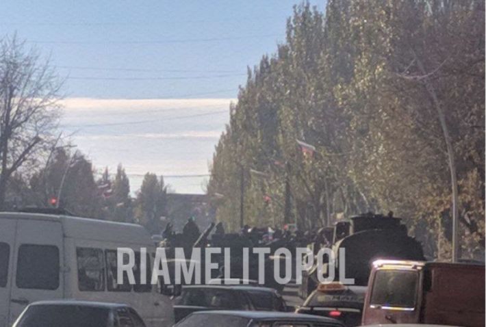 В Мелитополе колонна разбитых танков создала пробку на центральном проспекте (фото)