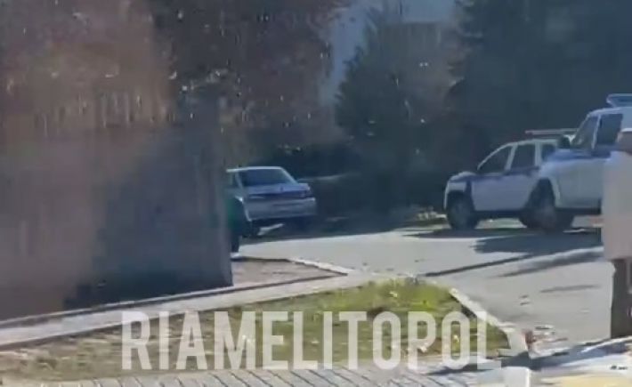 В Мелитополе полицаи и ФСБшники окружили памятник (видео)