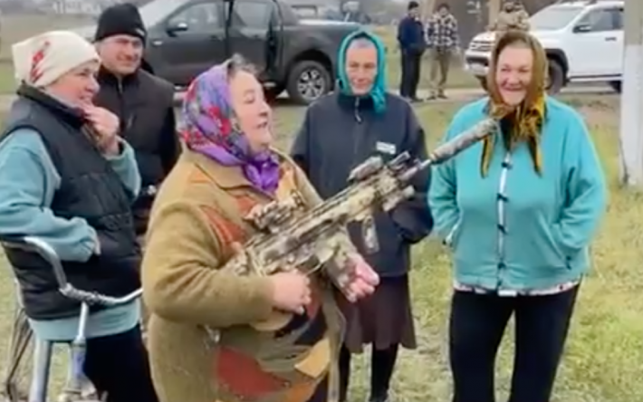 "Мы – Украина": на Херсонщине пожилая женщина с автоматом порадовалась освобождению от оккупантов (видео)