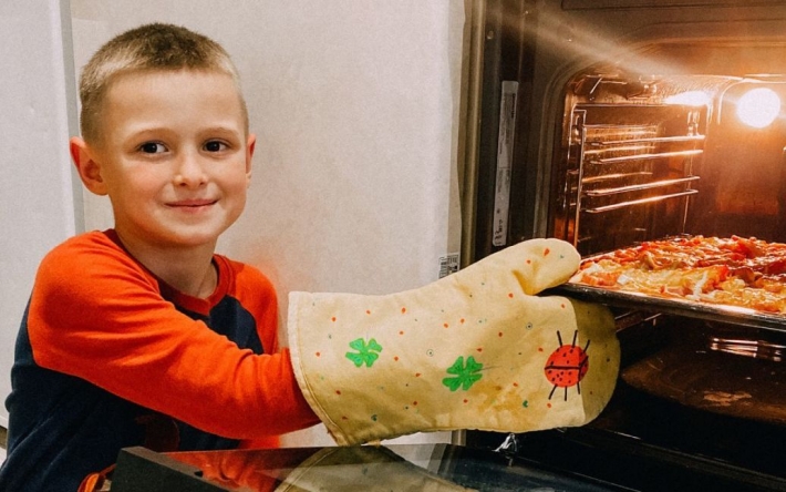 "Был насколько голоден, что ел свои игрушки": 6-летний Илья, родители которого погибли в Мариуполе, нашел новую семью