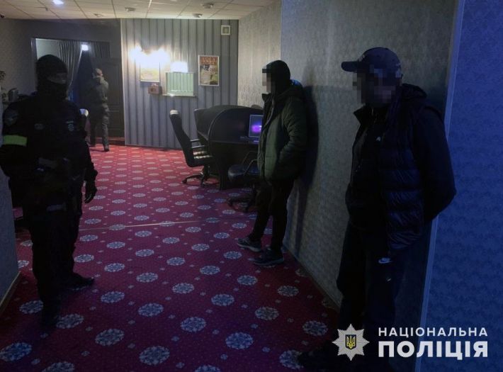 У Запоріжжі поліція накрила 9 залів гральних автоматів (фото)