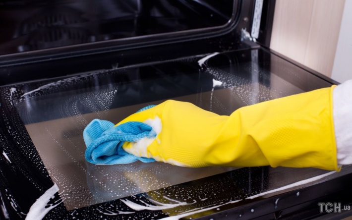 Как отчистить дверцу духовки: простой и дешевый способ