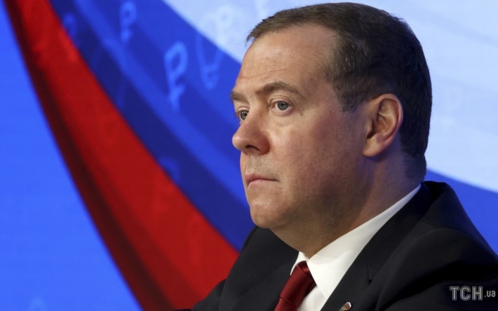 "Просто гасите свет": Медведев заявил, что РФ будет грабить другие страны и цинично высказался о ракетных атаках на Украину
