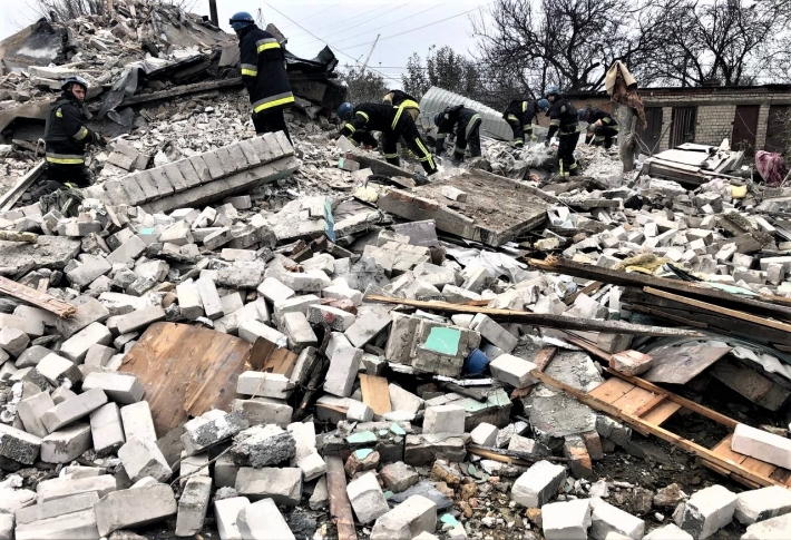 Не вижив ніхто: з-під завалів будинку у Вільнянську дістали всі тіла жертв російського обстрілу