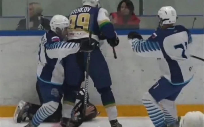 Российский хоккеист стукнул арбитра клюшкой и добивал ногами (видео)