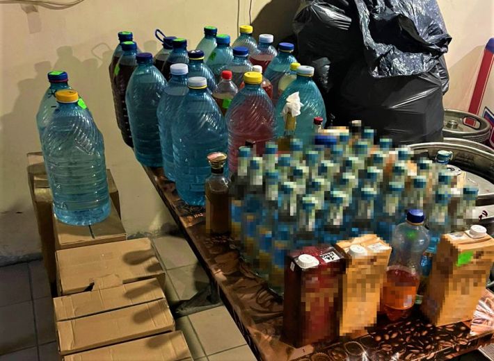 В Запорожье обнаружены запасы незаконной продукции на сотни тысяч гривен (фото)
