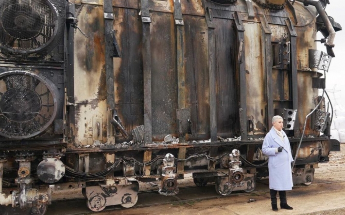 Алла Мазур показалась на фоне обгоревшего трансформатора одной из подстанций, в которую попали оккупанты
