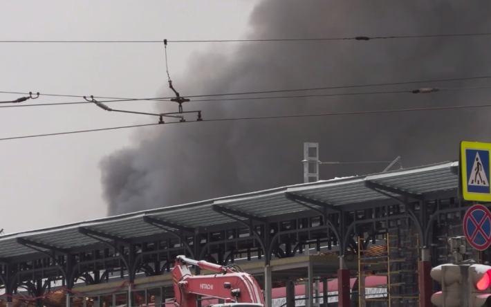 В Москве вспыхнул масштабный пожар: горят магазины, в огне заблокированы люди