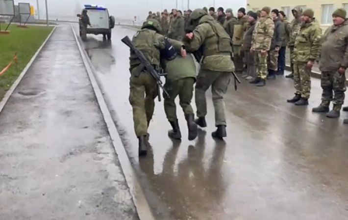 В РФ демонстративно задержали двух солдат за отказ ехать на войну