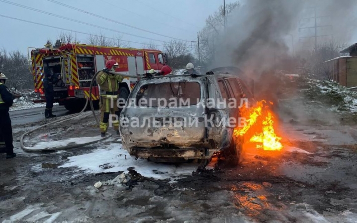 Пожежа та звук, схожий на вибух: посеред Києва спалахнуло авто, всередині знайшли тіло жінки
