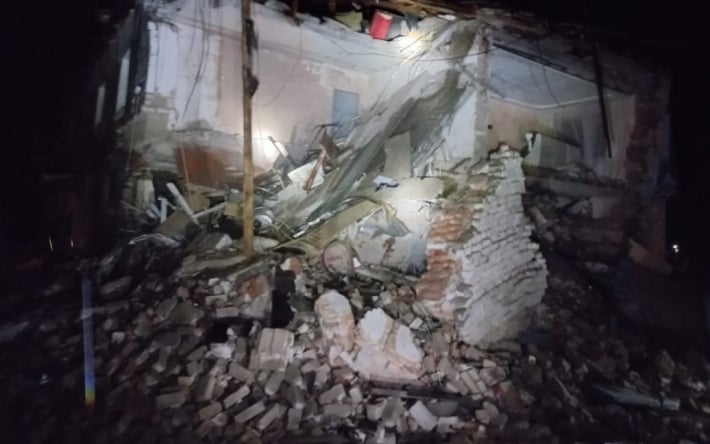 Россияне разнесли ракетой многоквартирный дом в Харьковской области: есть погибшая и пострадавшие (фото)