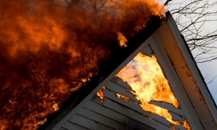 В центре Мелитополя горит частный дом (фото)