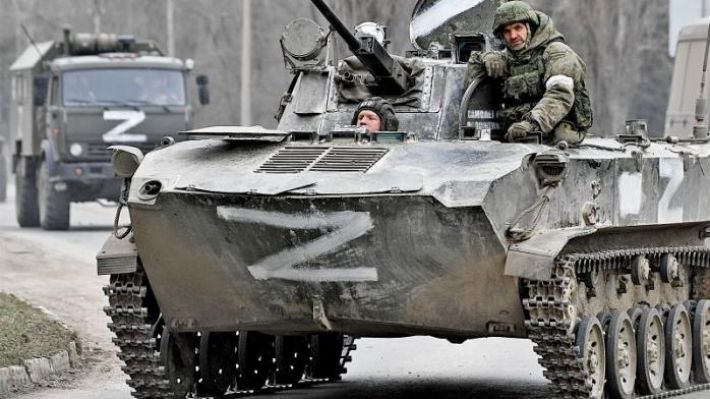Через Мелитополь солдаты с пожитками едут на грязных танках «брать Запорожье»