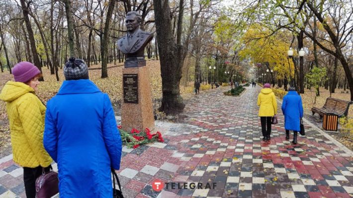 У Мелітополі біля пам'ятника полковнику КДБ засвітилися "диверсантки" (фото)