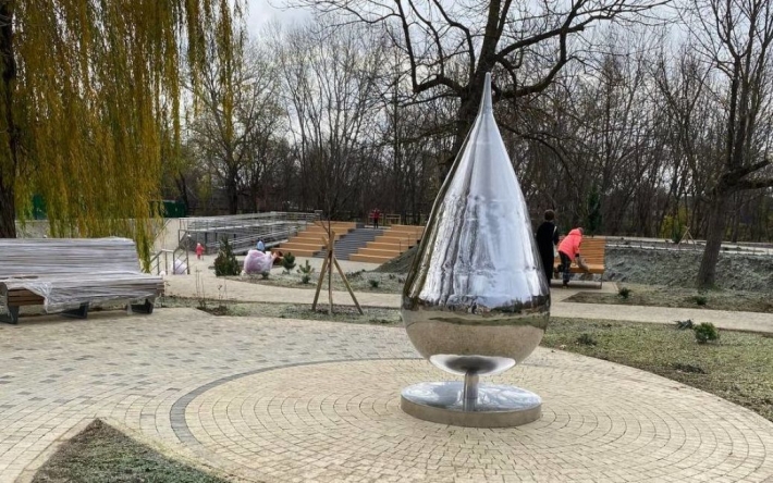 "Скрепно": в России установили памятник интим-игрушке (фото)