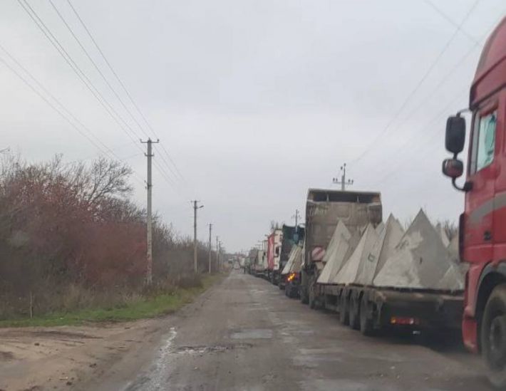Оккупанты под Мелитополем построили дорогу для передвижения военной техники (фото)