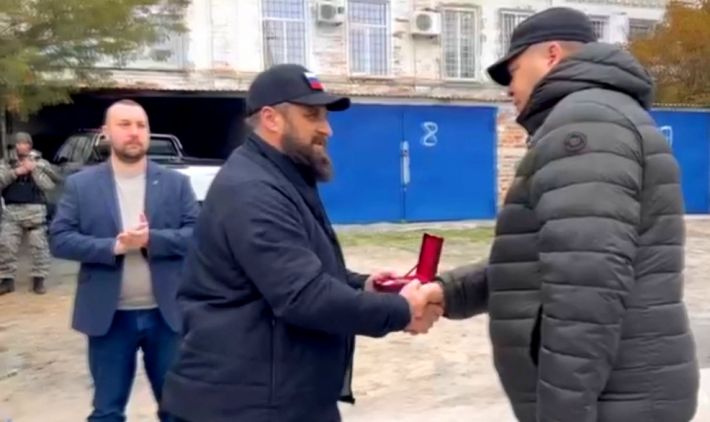 У Мелітополі зрадники-поліцейські отримали нагороди з рук окупантів (фото, відео)