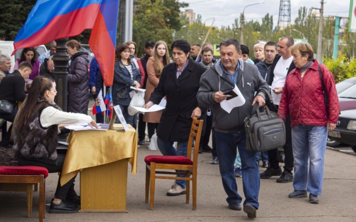 В Херсоне поймали сторонника РФ, раздававшего бюллетени для проведения незаконного голосования