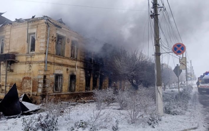 Росіяни обстріляли поліклініку та будинок у Куп'янську, є загиблі: фото наслідків
