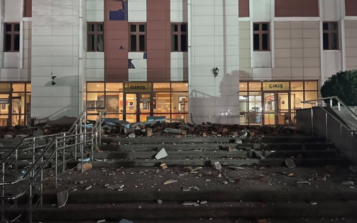 "Трясло сильно": Турцию всколыхнуло мощное землетрясение, ранены