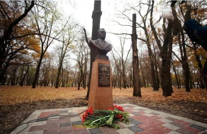 Жители Мелитополя показали свое отношение к памятникам палачам (фото)