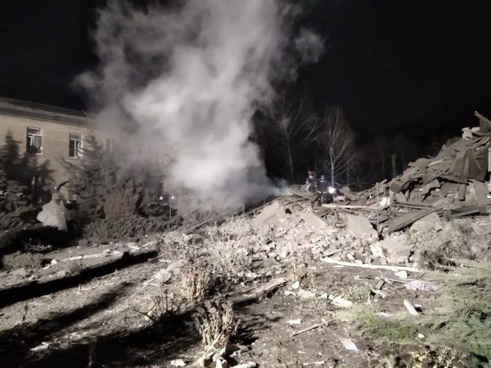 Ночью российские оккупанты обстреляли огромными ракетами маленькое родильное отделение Вольнянской больницы - умер младенец (фото/видео)