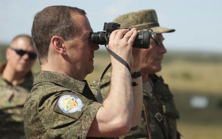 "Всем хватит": Медведев пригрозил, что РФ увеличивает изготовление высокоточного оружия