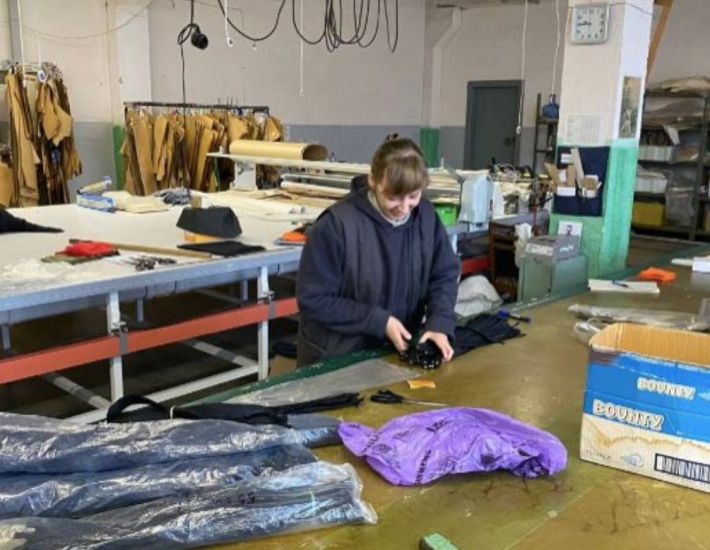 У Мелітополі націоналізована колаборантами швейна фабрика обшиває військових рф (фото)