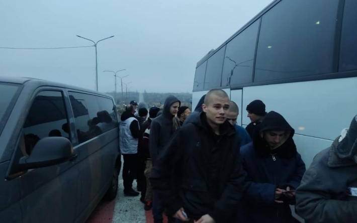 Состоялся очередной обмен пленными: Украина вернула домой одного гражданского и 35 военных (видео)