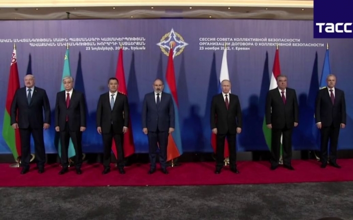 Сахалися, як від прокаженого: союзники ОДКБ сторонилися від Путіна під час саміту у Вірменії (відео)