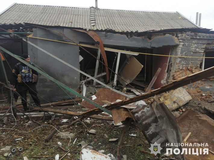 Вражеским огнем повреждены дома жителей Гуляйполя и здание образовательного учреждения (фото)