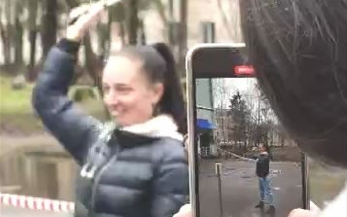Шашкою рубали пляшки: сім'ї мобілізованих росіян своєрідно позбавляли агресії (відео)