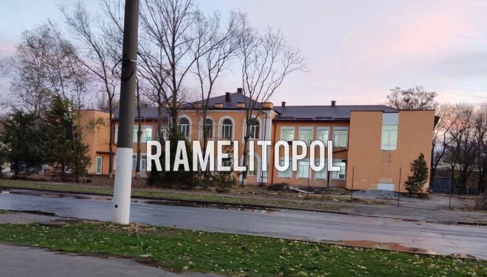 В центре Мелитополя оккупанты обустраивают новую казарму возле многоэтажек (фото, видео)