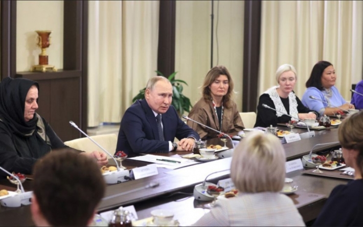 “Спецмами” мобілізованих: на зустріч із Путіним прийшли прокремлівські функціонерки та активістки