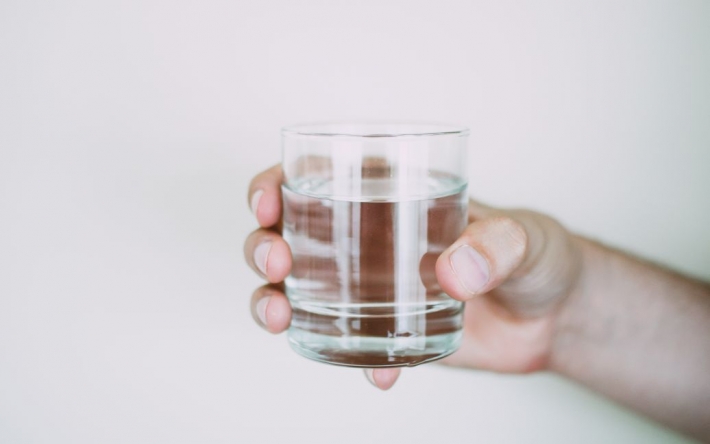 Скільки людина має пити води на день: у Британії спростували відому теорію
