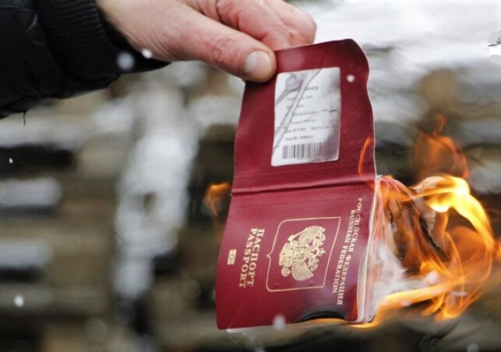 В оккупированном Энергодаре жители объявили бойкот российским паспортам (фото)