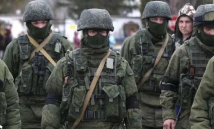 В Кирилловке оккупанты стягивают военную технику и кошмарят местных жителей