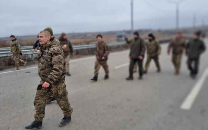 "Защищали Мариуполь, ЧАЭС и Змеиный": Украина освободила из плена еще 12 человек (фото)