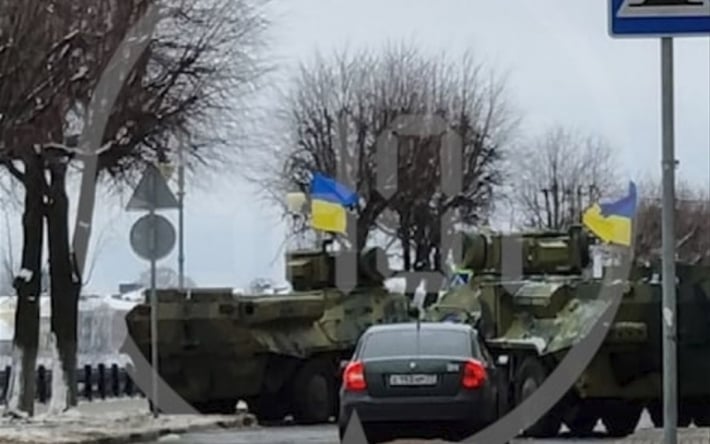 В российской Твери появилась военная техника с украинскими флагами: что происходит (видео)